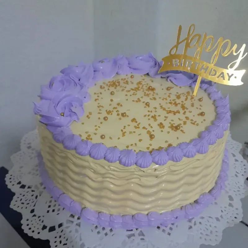 Cake de capuchino relleno de dulce de leche. 