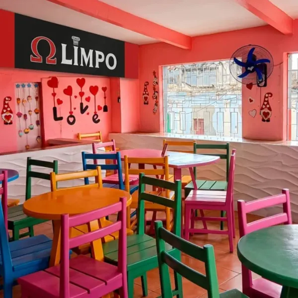 Abre todos los dias menos el lunes de 10:30am a 10:30 pm 