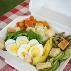 Ensalda de  Vegetales y Huevo Duro con Salsa Rosa