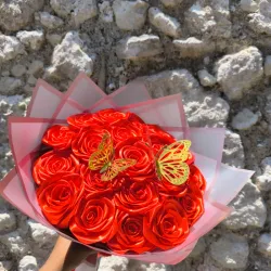 Ramo Rojo de Satén – Amor Radiante