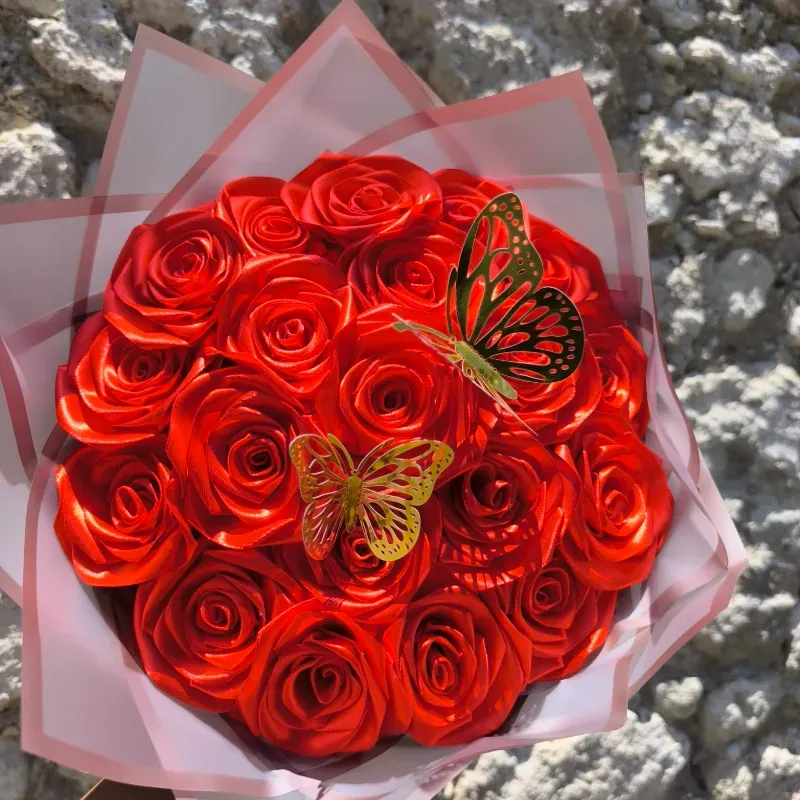 Ramo Rojo de Satén – Amor Radiante
