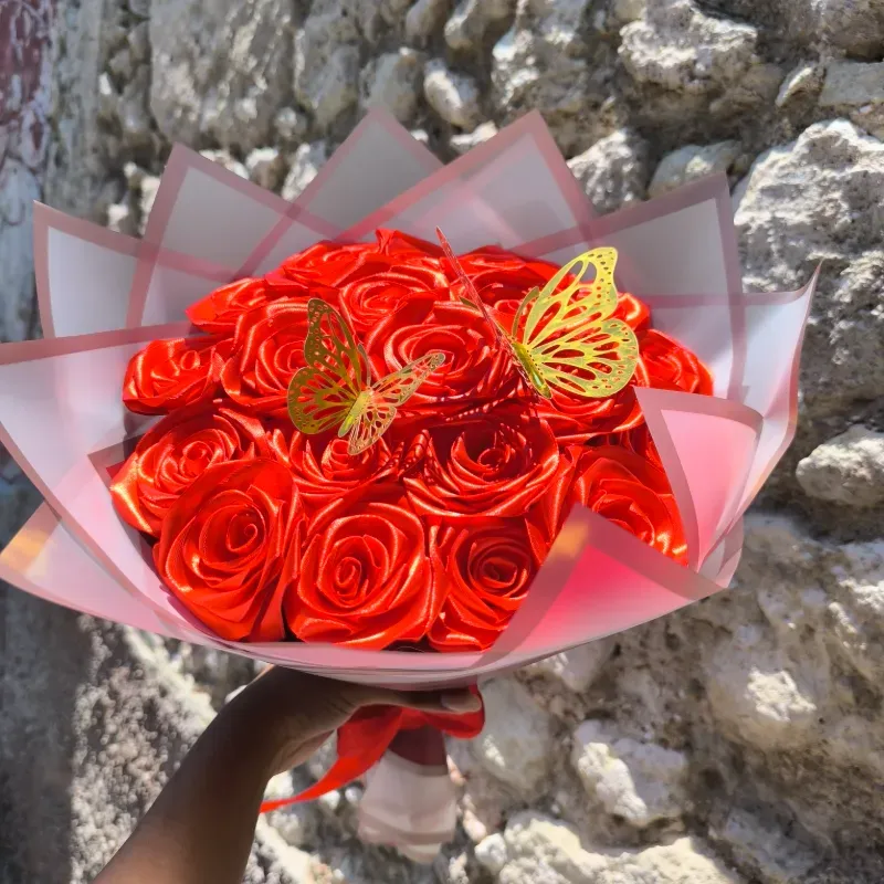 Ramo Rojo de Satén – Amor Radiante
