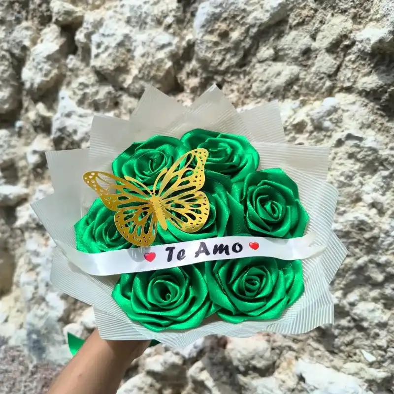 🌿 Ramo Verde de Satén – “Te Amo”
