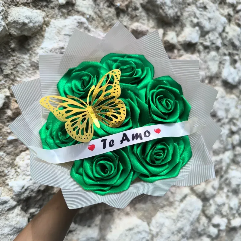 🌿 Ramo Verde de Satén – “Te Amo”