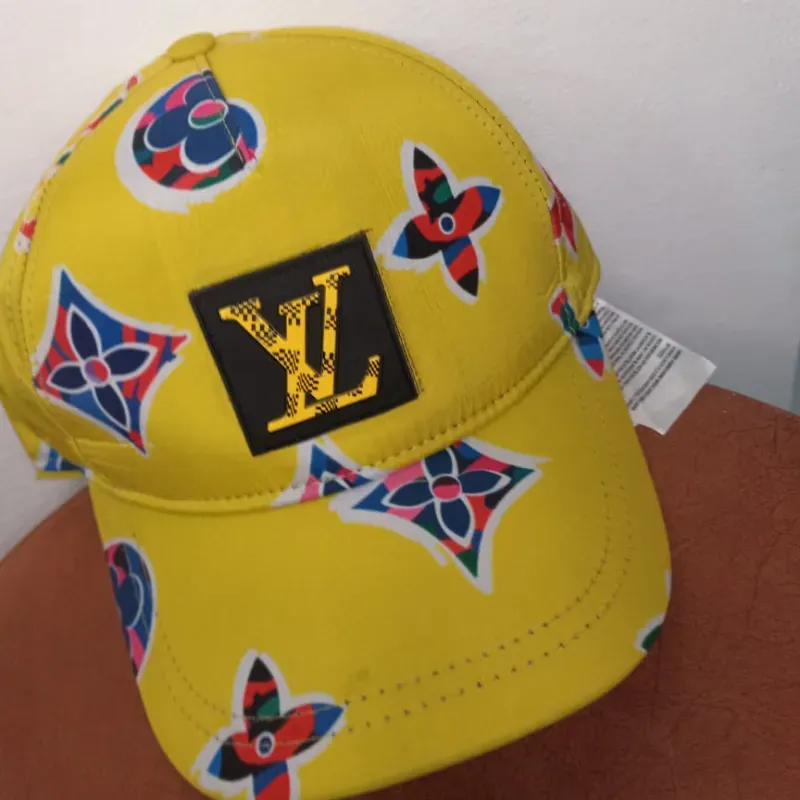 Gorra amarilla Luis Vuitton