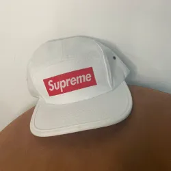 Gorra Supreme blanca 