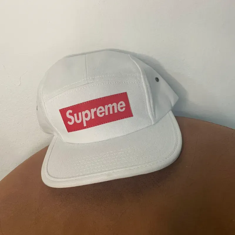 Gorra Supreme blanca 