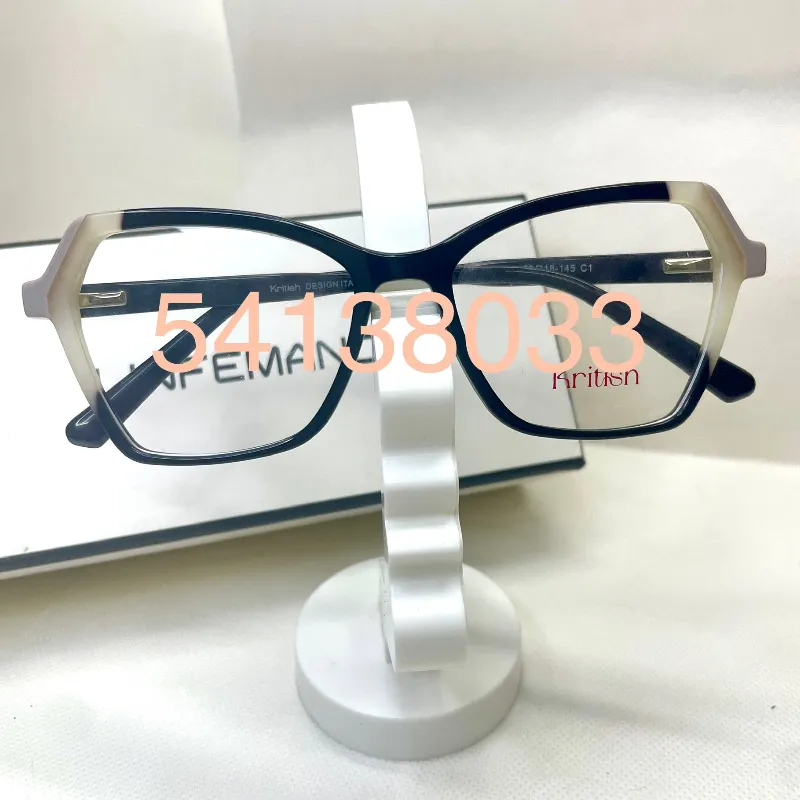 Modelo Kritish Isabella