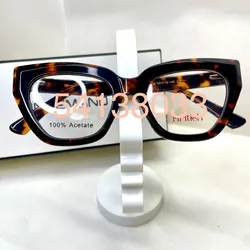 Modelo Kritish Carey