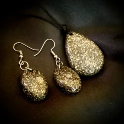 Conjunto de aretes y dije  negro con shunguita.