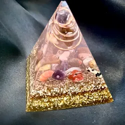 Hermosa orgonita base dorada 