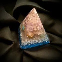Orgonita base azul y cuarzo blanco en espiral de cobre