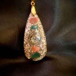 Orgonita con cuarzos verde y rojo