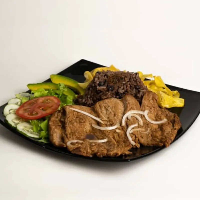 Bistec de cerdo encebollado 