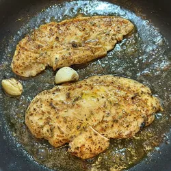 Bistec de pechuga al ajillo 