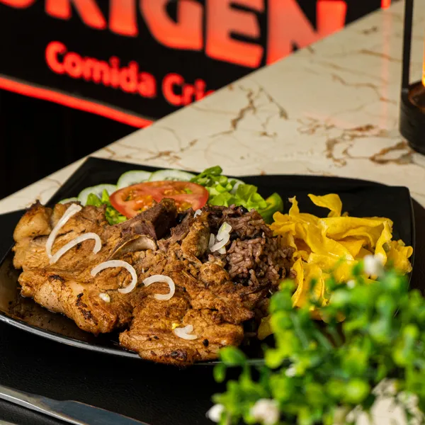 Descubre el auténtico sabor de nuestra tierra

En nuestro restaurante de comida criolla, celebramos las raíces, los sabores y las tradiciones que nos definen. Cada plato es una invitación a disfrutar lo mejor de la cocina casera, con ingredientes frescos, sazón con historia y ese toque especial que solo se encuentra en el fogón criollo…