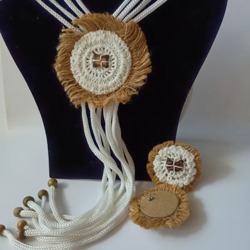 Conjunto de yute bordado