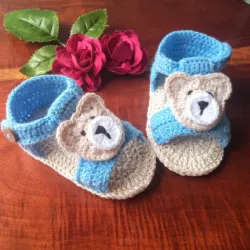 🐻 Sandalias tejidas a crochet con osito!!! .Modelo unisex✨  