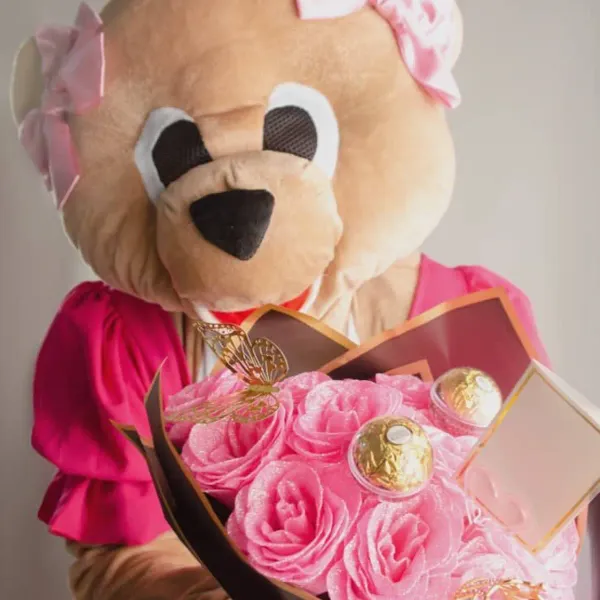 Sorprende a esa persona especial con un regalo inolvidable. Nuestra adorable Osita Tata, entrega rosas, chocolates y otros detalles con un toque de ternura y diversión. Perfecto para cumpleaños, aniversarios, propuestas románticas o simplemente para sacar una sonrisa.