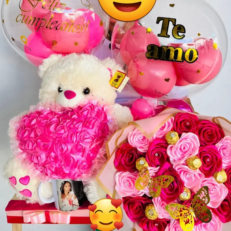 Caja con peluche grande,ramo grande con bombones,taza personalizada,y globos burbujas personalizados
