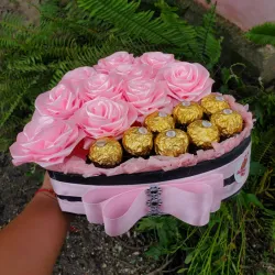 Caja de corazón de rosas eternas con bombones