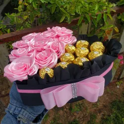 Caja de corazón de rosas eternas con bombones