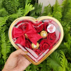 Caja de corazón rosas preservadas con bombones 😍😍😍