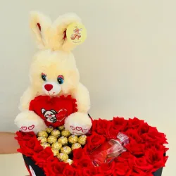 Caja gigante ❤️ con peluche,rosas, perfume y bombones(el peluche se escoge de los que tengamos disponibles)
