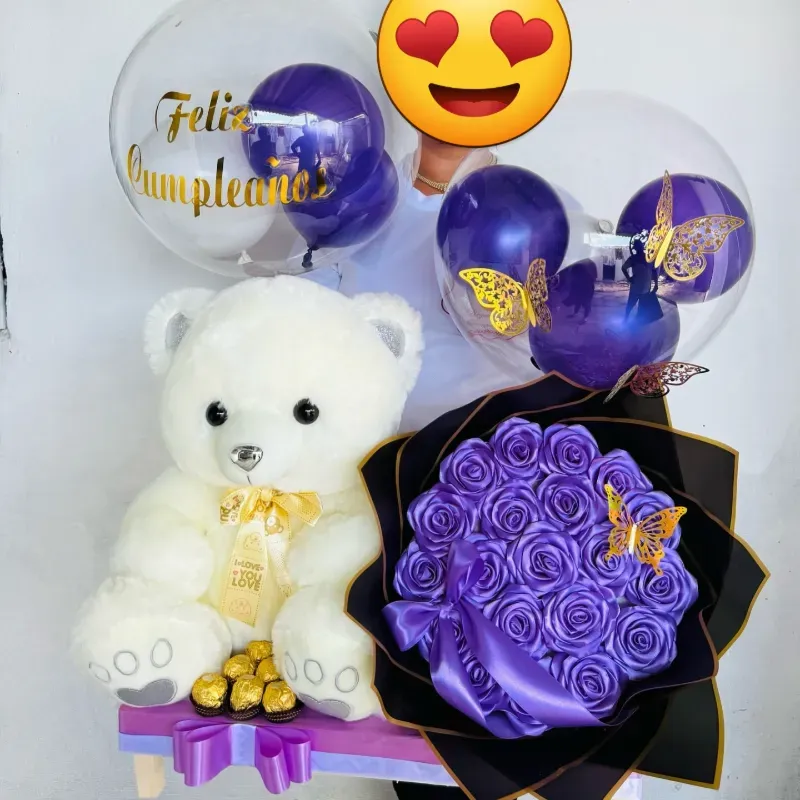 Caja grande con peluche grande,bombones, ramo gigante y globos burbuja personalizados(el color lo escoge el cliente)