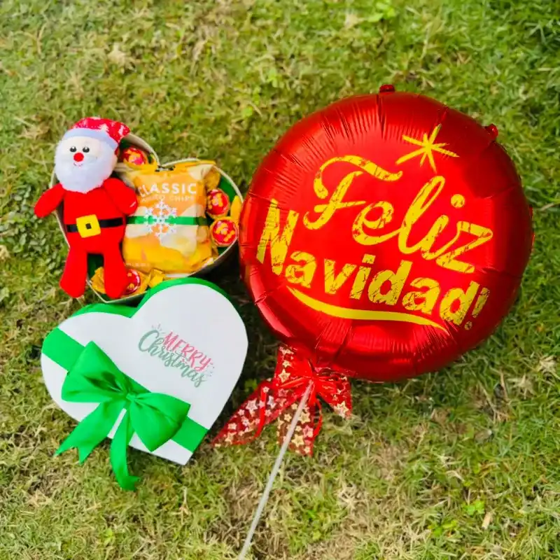 Cajita con bombones, papitas y mini peluche de navidad y globo
