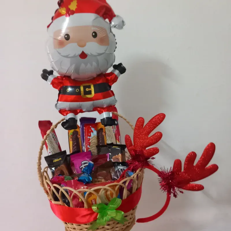 Cesta con confituras, globo y cintillo navideño