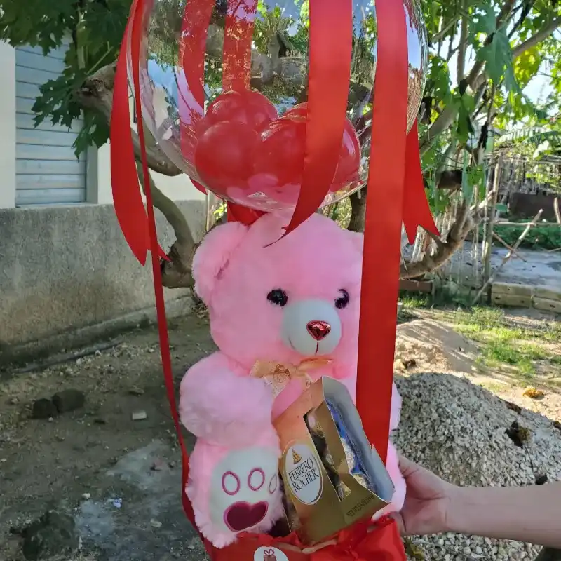 Cesta con peluche grande, globo burbuja y caja de bombones 