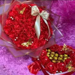 Combo de ramo rosas eternas grande con caja de bombones y rosas en forma ❤️