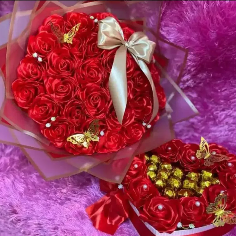 Combo de ramo rosas eternas grande con caja de bombones y rosas en forma ❤️
