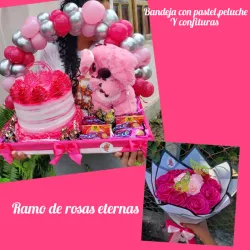 Combo de regalo😍💘(bandeja con pastel,peluche y confituras y ramo de rosas eternas)