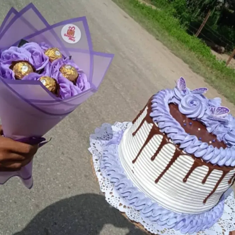 Combo Pastel y Ramo de rosas eternas con bombones💜💜💜