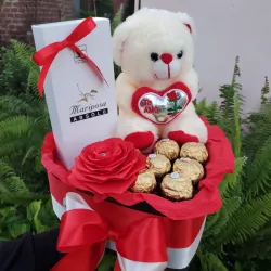 Corazón con bombones,peluche(varía)y perfume 😍😍😍