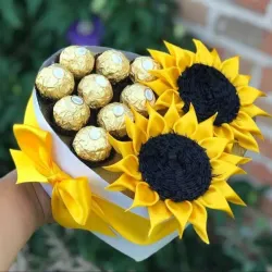 Corazón de  bombones con girasoles💛