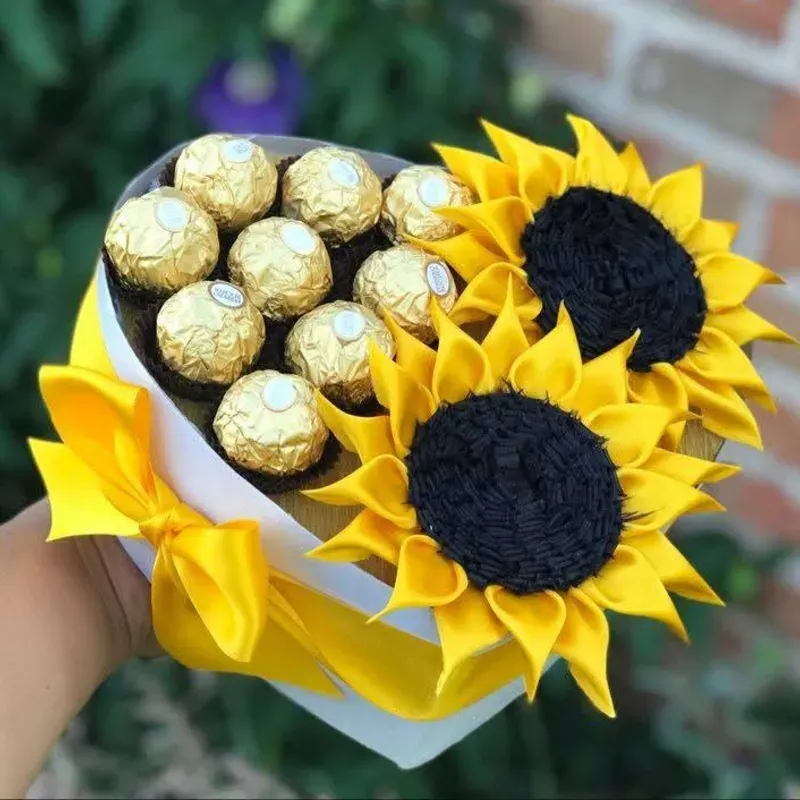 Corazón de  bombones con girasoles💛