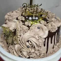 Pastel cubierto crema de chocolate 🍫 