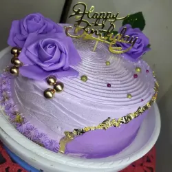 Pastel cubierto de merengue con decoración 