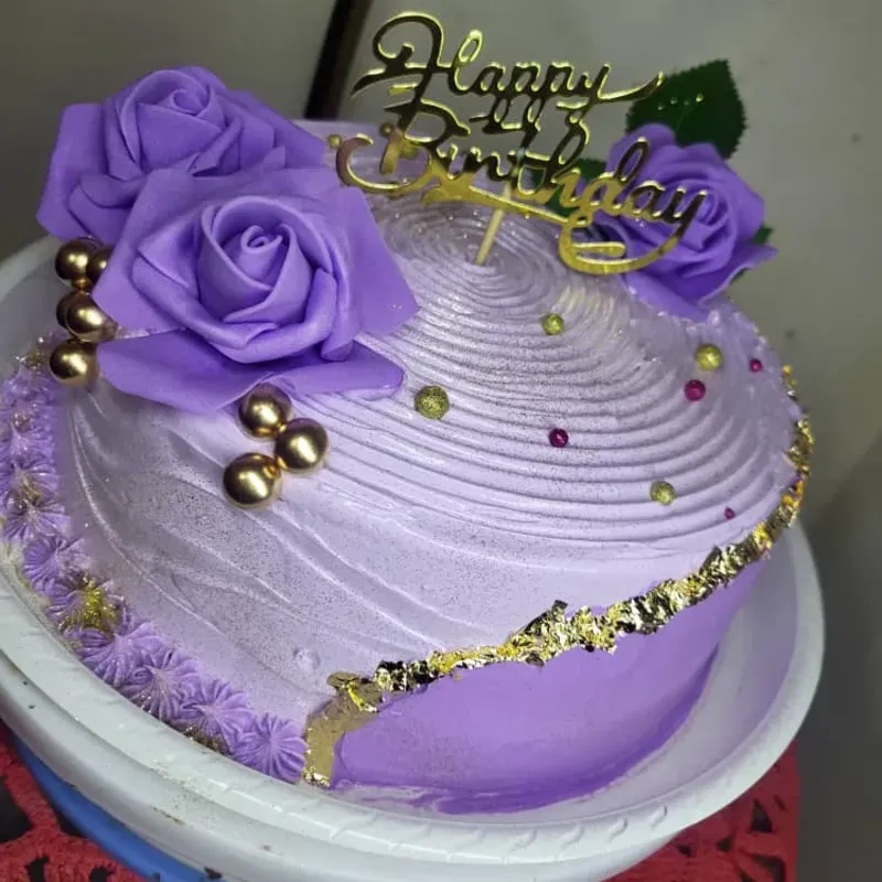 Pastel cubierto de merengue con decoración 