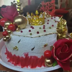 Pastel cubierto de merengue lleno decoraciones