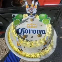 Pastel temática corona 🤩cubierto de nata