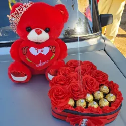 Peluche y caja de corazón con bombones y rosas😍(El peluche varía)