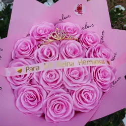 Ramo de rosas eternas con corona y banda personalizada 😍