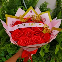 Ramo de rosas eternas con letrero personalizado😍