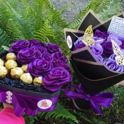 Ramo de rosas eternas y caja de corazón de rosas con bombones 💜💜💜