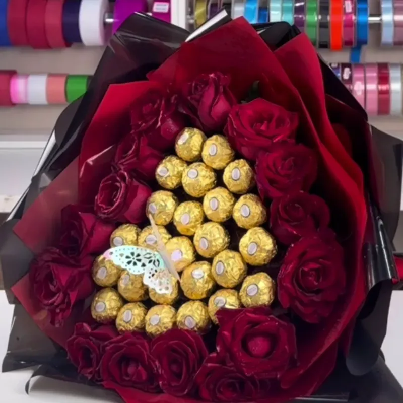 Ramo rosas eternas con bombones ferrero