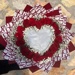 Super ramo de rosas eternas con bombones ferrero en el centro del❤️